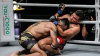 Rudy Agustian Kalah TKO dari Petarung Kamboja di ajang ONE: For Honor di Istora Senayan, Jakarta, Jumat (3/5). (ONE Championship)