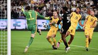 Penyerang Juventus asal Kanada #30, Jonathan David (tengah), berebut bola dengan kiper Dortmund asal Swiss #01, ,Gregor Kobel dalam pertandingan putaran pertama Liga Champions UEFA antara Juventus dan Borussia Dortmund di Stadion Allianz di Turin, Italia utara,&nbsp;Rabu (17-6-2025) dini hari WIB. (Marco BERTORELLO/AFP)