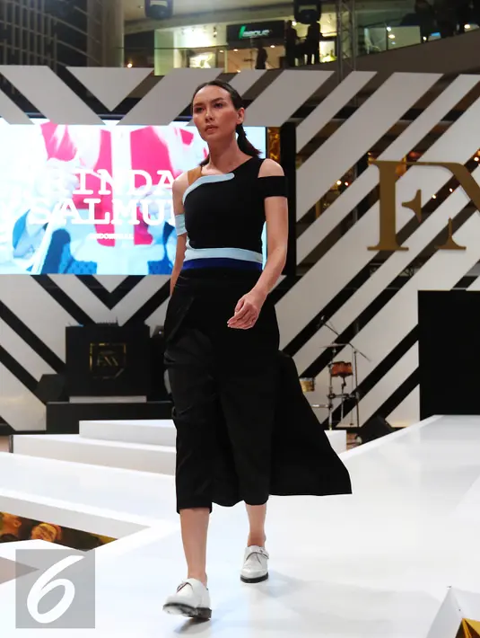 Model membawakan busana koleksi Rinda Salmun saat penutup Fashion Nation Tenth Edition (FNX) di Senayan City, Jakarta, (23/4).koleksi busana nuansa girly dengan warna-warna ceria seperti peach, pink, biru, dan hitam . (Liputan6.com/Angga Yuniar)