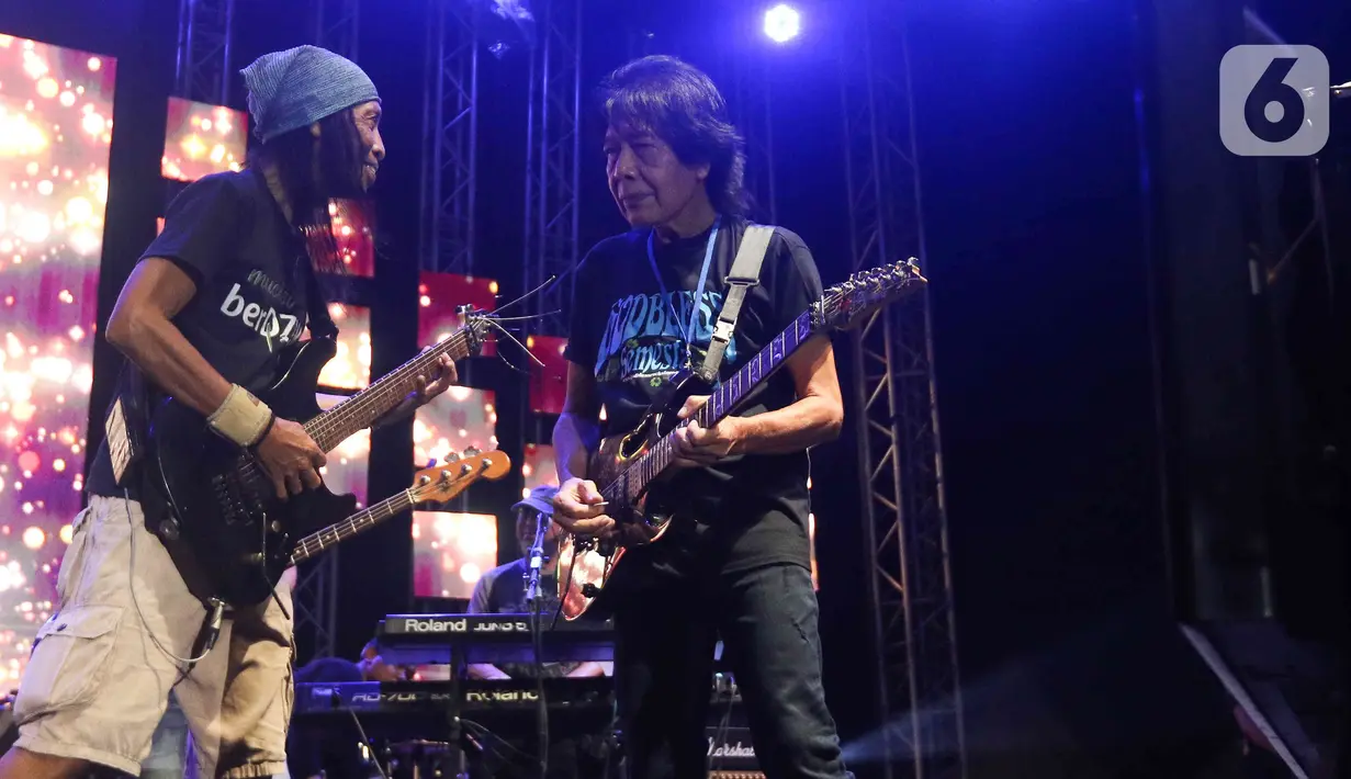 Penampilan para musikus saat acara doa bersama dan konser amal Salam Satu Jiwa di Bekasi, Jawa Barat, Minggu (8/1/2023). Konser ini merupakan bentuk dukungan dan solidaritas terhadap korban tragedi Kanjuruhan Malang. (Liputan6.com/Herman Zakharia)