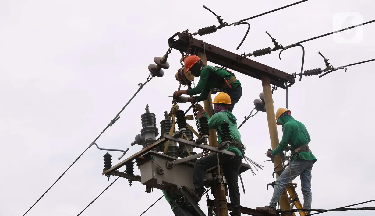 Petugas melakukan maintenence trapo listrik di Kota Tangerang, Banten, Jumat (26/11/2021). Kementerian ESDM menyebutkan Suplai listrik di dalam negeri masih tercatat kelebihan pasokan sampai 2028 mendatang. (Liputan6. com/Angga Yuniar)