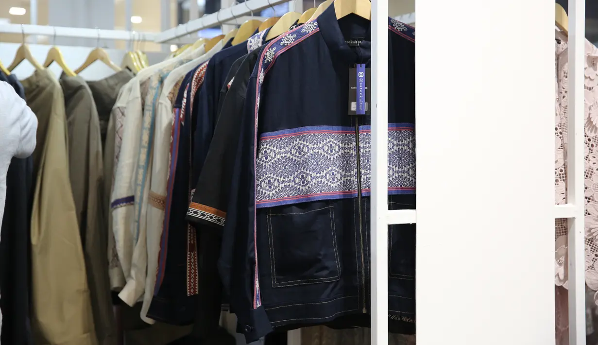 Misalnya saja, koleksi bawahan MYMD bisa dipadukan dengan batik. Warna-warna netral mendominasi koleksi MYMD. [Adrian/Fimela]