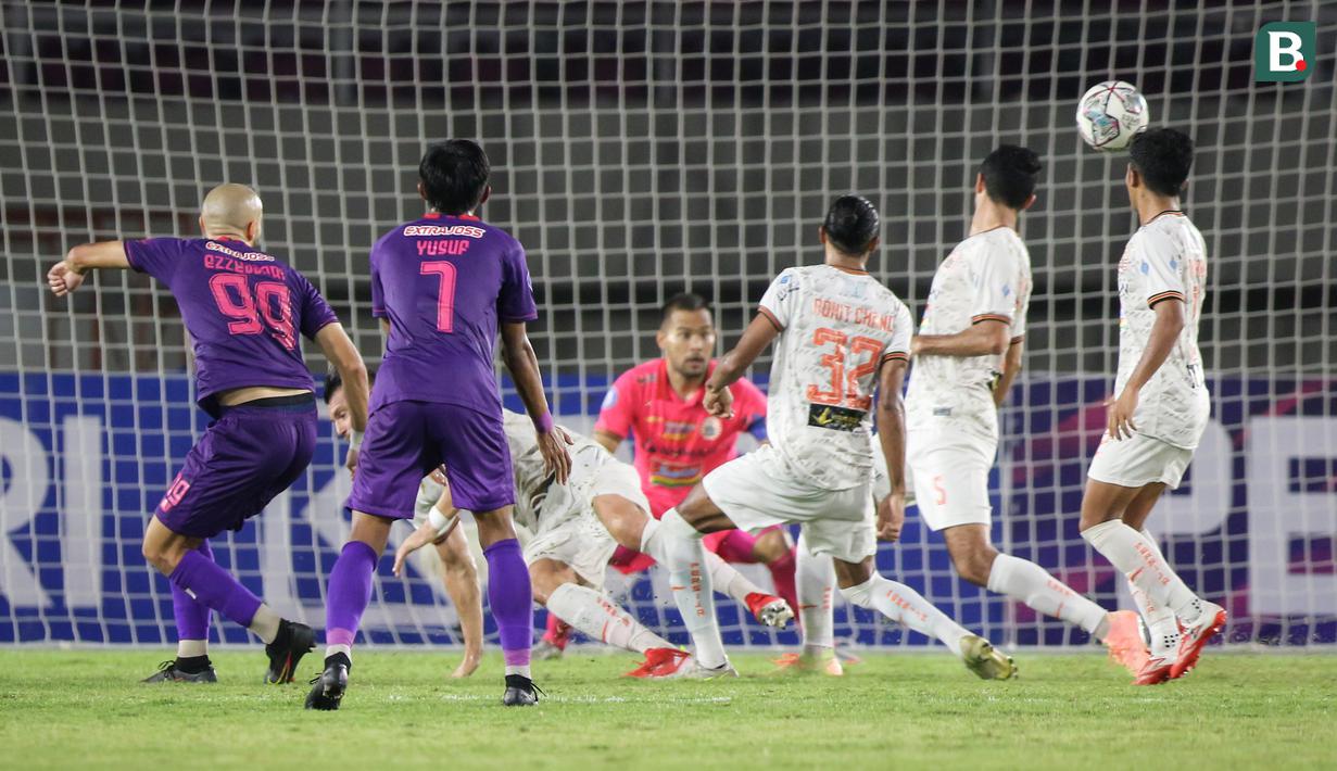 Pemain Persik Kediri, Youssef Ezzejjari (kiri) melepaskan tendangan ke gawang Persija Jakarta dalam laga pekan ke-10 BRI Liga 1 2021/2022 di Stadion Manahan, Solo, Sabtu (30/10/2021). (Bola.com/Bagaskara Lazuardi)