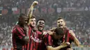 Para pemain AC Milan merayakan gol yang dicetak Giacomo Bonaventura ke gawang CSU Craiova pada laga kualifikasi Liga Europa di Stadion San Siro, Milan, Jumat (4/8/2017). AC Milan menang 2-0 atas CSU Craiova. (AP/Antonio Calanni)