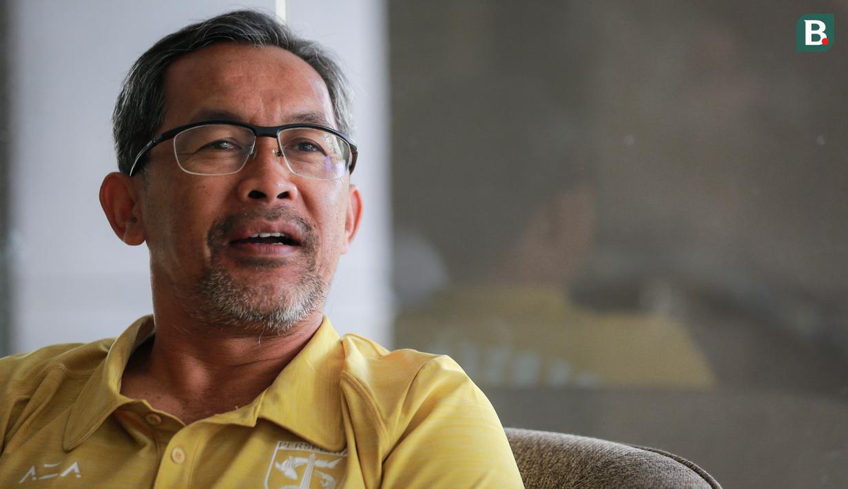<p>Pelatih kepala Persebaya Surabaya, Aji Santoso saat memberikan keterangan kepada wartawan di Apartemen Puncak Marina Tower 2, Wonocolo, Surabaya, Selasa (11/10/2022). (Bola.com/Bagaskara Lazuardi)</p>
