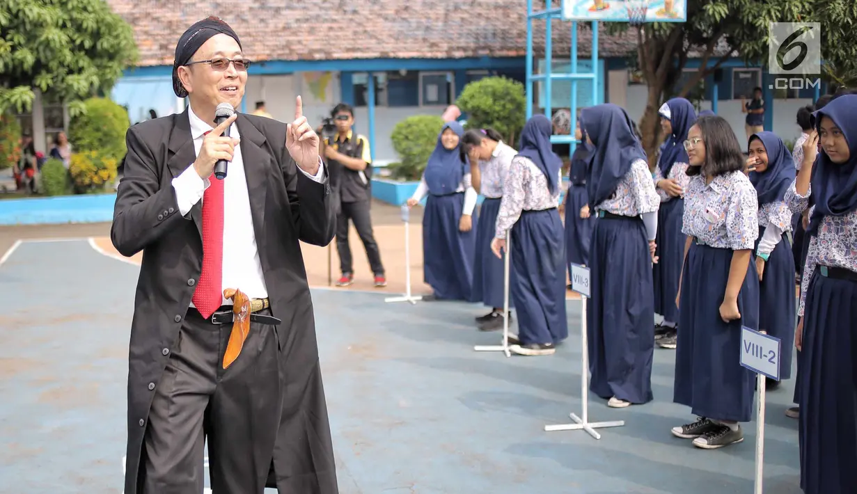 Motivator bisnis Tung Desem Waringin ketika pre-launching buku miliknya di SMP Angkasa Halim Perdana Kusuma, Jakarta, Kamis (7/6). Dalam mempromosikan buku "LIFE REVOLUTION itu, Tung Desem melakukan promosi dengan hujan uang. (Liputan6.com/Faizal Fanani)