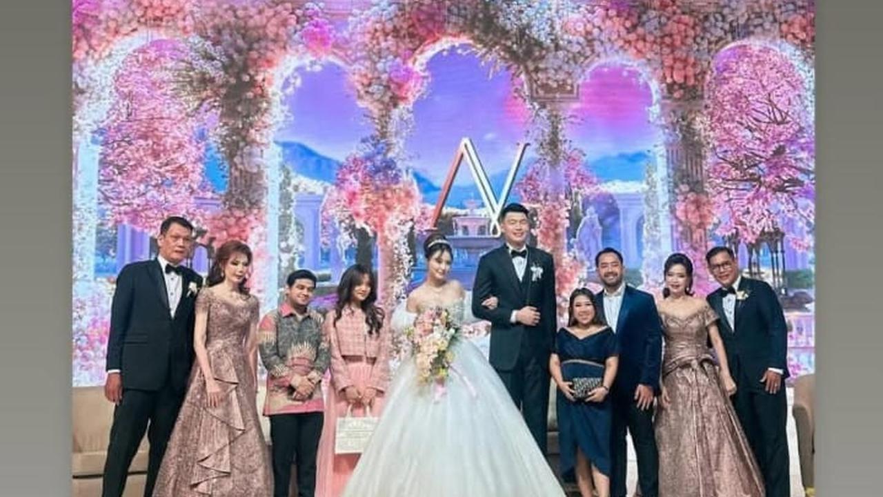 Kondangan ke Pernikahan Vior, Kiky Saputri Foto di Samping Mempelai Pria - Tinggi Badan Keduanya Disorot