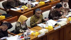 Ketua Dewan Komisioner OJK Wimboh Santoso (tengah) menyampaikan pemaparan saat rapat dengan Komisi XI DPR terkait pembenahan Jiwasraya di Kompleks Parlemen, Jakarta, Rabu (22/1/2020). Rapat tersebut juga membahas tentang pengawasan industri jasa keuangan. (Liputan6.com/Johan Tallo)