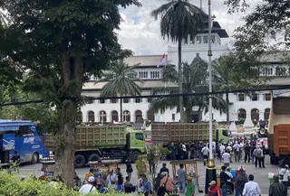 Truk tronton kepung gedung Sate Bandung. (Liputan6.com/Dikdik Ripaldi)
