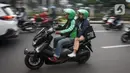 Ojek online yang membawa penumpang melintas di Jakarta, Kamis (20/2/2020). Rencananya, tarif batas bawah ojek online yang kini Rp 2.000 per kilometer akan naik menjadi Rp 2.500. (Liputan6.com/Angga Yuniar)