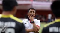 Pelatih Mitra Kukar, Jafri Sastra memberi arahan saat uji lapangan jelang laga Piala Presiden 2017 di Stadion Maguwoharjo, Sleman, Jumat (3/2). Mitra Kukar akan melawan Persegres di partai pertama Piala Presiden 2017. (Liputan6.com/Helmi Fithriansyah)
