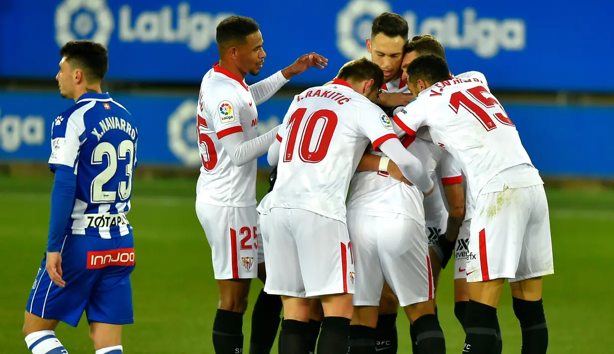 Pemain Sevilla merayakan gol yang dicetak Suso ke gawang Alaves pada laga lanjutan Liga Spanyol di Stadion Mendizorrotza, Rabu (20/1/2021) dini hari WIB. Sevilla menang 2-1 atas Alaves. (AFP/Ander Gillenea)