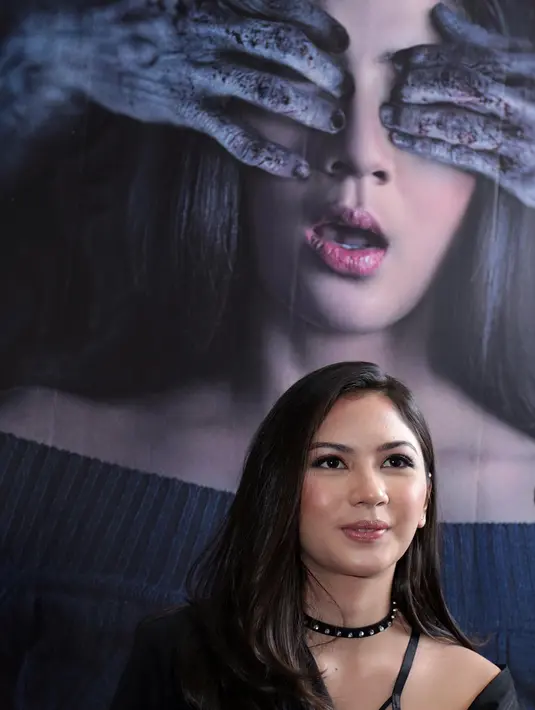 Pengalaman mistis juga dirasakan saat menginap di lokasi syuting di daerah Sentul, Bogor, Jawa Barat. Saat sedang istirahat, ia mendengar suara benda terjatuh. Tapi saat dicari, ia dan yang lain tidak menemukan. (Deki Prayoga/Bintang.com)