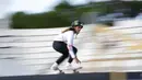 Skater Brasil, Rayssa Leal, saat beraksi pada  Kejuaraan dunia skateboard jalanan di Roma, Jumat (4/6/2021). Ajang tersebut merupakan kualifikasi untuk Olimpiade Tokyo 2020. (AP/Alessandra Tarantino)