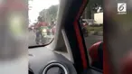 Seorang warganet merekam aksi tak terpuji yang dilakukan seorang anggota pengiring jenazah.