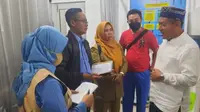 Petugas Dinas Kesehatan Garut melakukan penelusuran kasus warga keracunan makanan di Kecamatan Cilawu, Kabupaten Garut, Jawa Barat, Senin (9/10/2023). (Liputan6.cokm/ Dok Dinkes Garut)