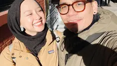 Inilah potret kompak Gitasav dan Paul yang selalu romantis di berbagai kesempatan. Keduanya saling sepakat untuk tidak memiliki keturunan. Namun pernyataan terbaru Gitasav justru menuai pro kontra. Tak sedikit netizen yang mendoakan Gitasav untuk punya anak terlepas dari keputusannya childfree. (Liputan6.com/IG/@gitasav)