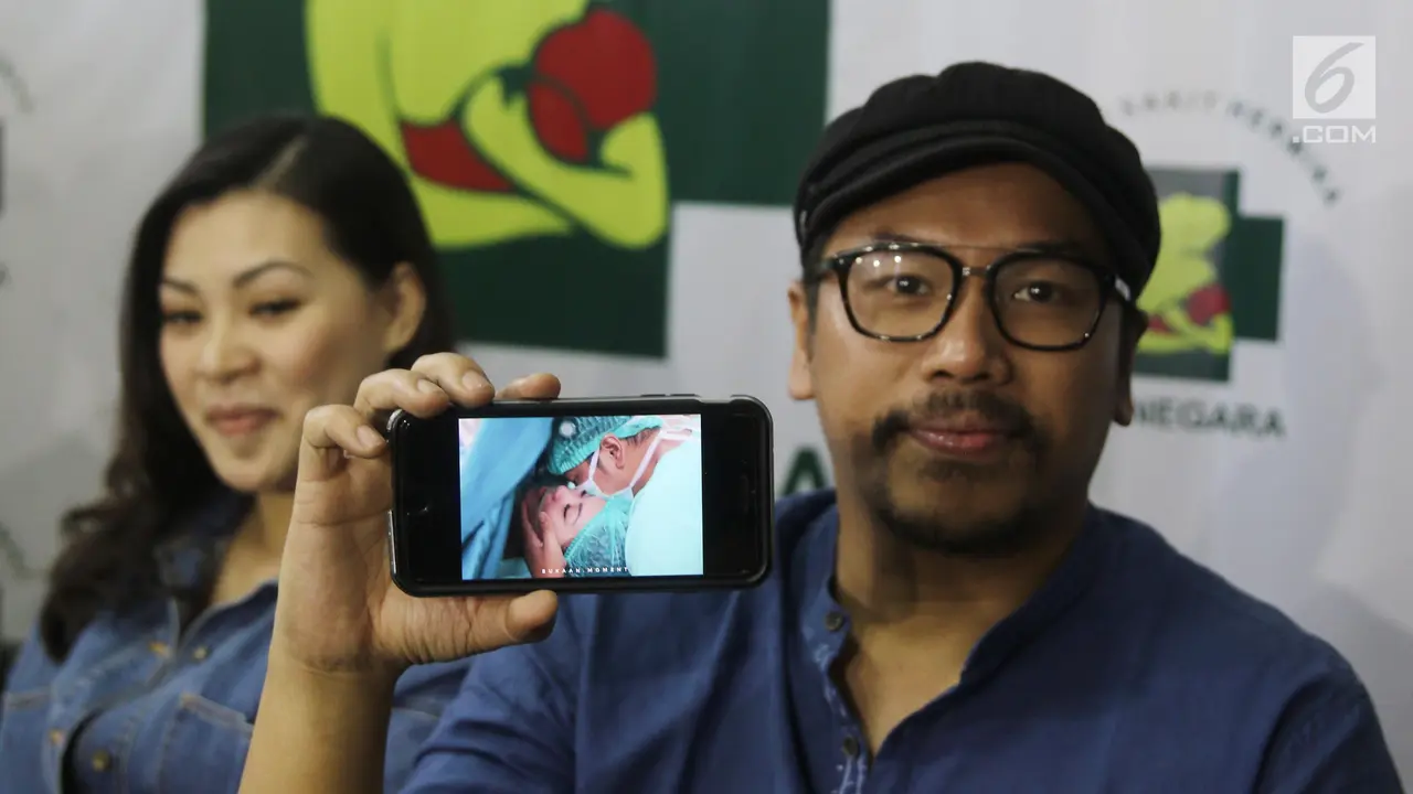Senyum Bahagia Sammy Simorangkir Tunjukkan Potret Anak Pertama