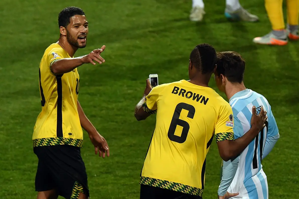 Aksi Selfie Messi dan Deshorn Brown