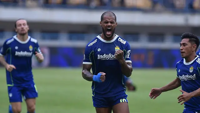 Striker Persib Bandung, David da Silva mencetak gol ke gawang PSIS Semarang.