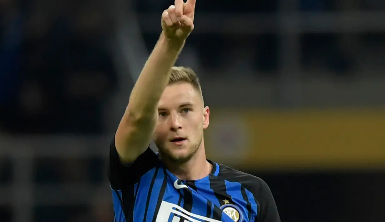 Bek Inter Milan, Milan Skriniar melakukan selebrasi usai mencetak ke gawang Sampdoria pada lanjutan Liga Serie A Italia di San Siro, Milan (24/10). Inter mengusur Napoli dipuncak klasemen dengan poin 26. (AFP Photo/Miguel Medina)