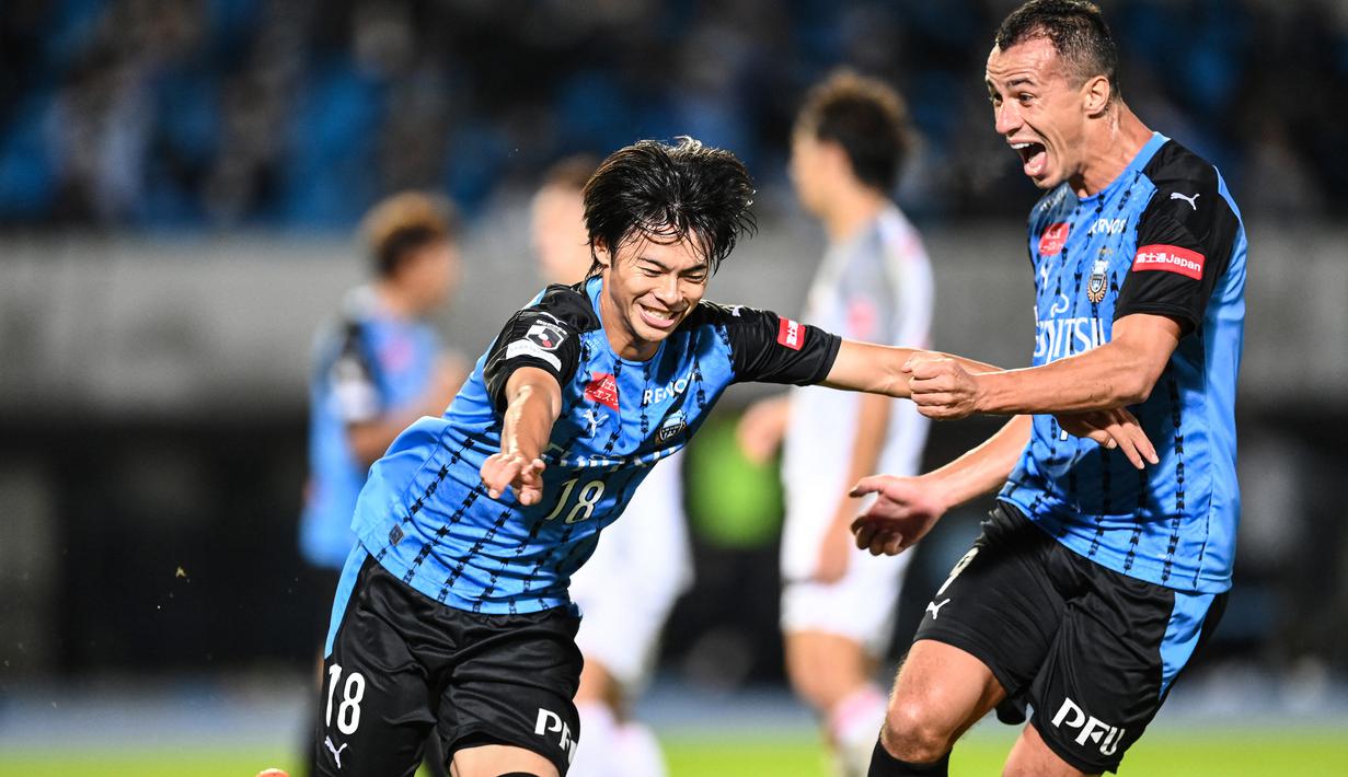 Selebrasi gelandang Kawasaki Frontale, Kaoru Mitoma setelah menjebol gawang Nagoya Grampus pada laga J-League 2020/2021 di Todoroki Stadium, Kanagawa, Jepang (18/10/2020). Kaoru Mitoma didatangkan Brighton and Hove Albion dari Kawasaki Frontale pada awal musim 2021/2022 dengan nilai transfer 3 juta euro atau kini setara Rp49 miliar. (AFP/Charly Triballeau)