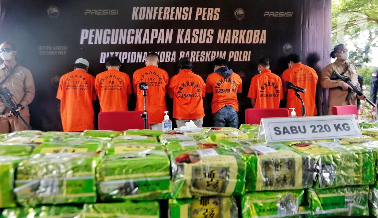 Para tersangka dan barang bukti kasus narkotika jenis sabu dan  ekstasi dihadirkan saat konferensi pers di Mabes Polri, Jakarta, Rabu (22/2/2023). Bareskrim Polri menggagalkan upaya peredaran narkotika jenis sabu jaringan Malaysia dengan mengungkap dua kasus peredaran narkotika di wilayah Sulawesi Selatan dan Aceh sepanjang Februari 2023. (Liputan6.com/Angga Yuniar)