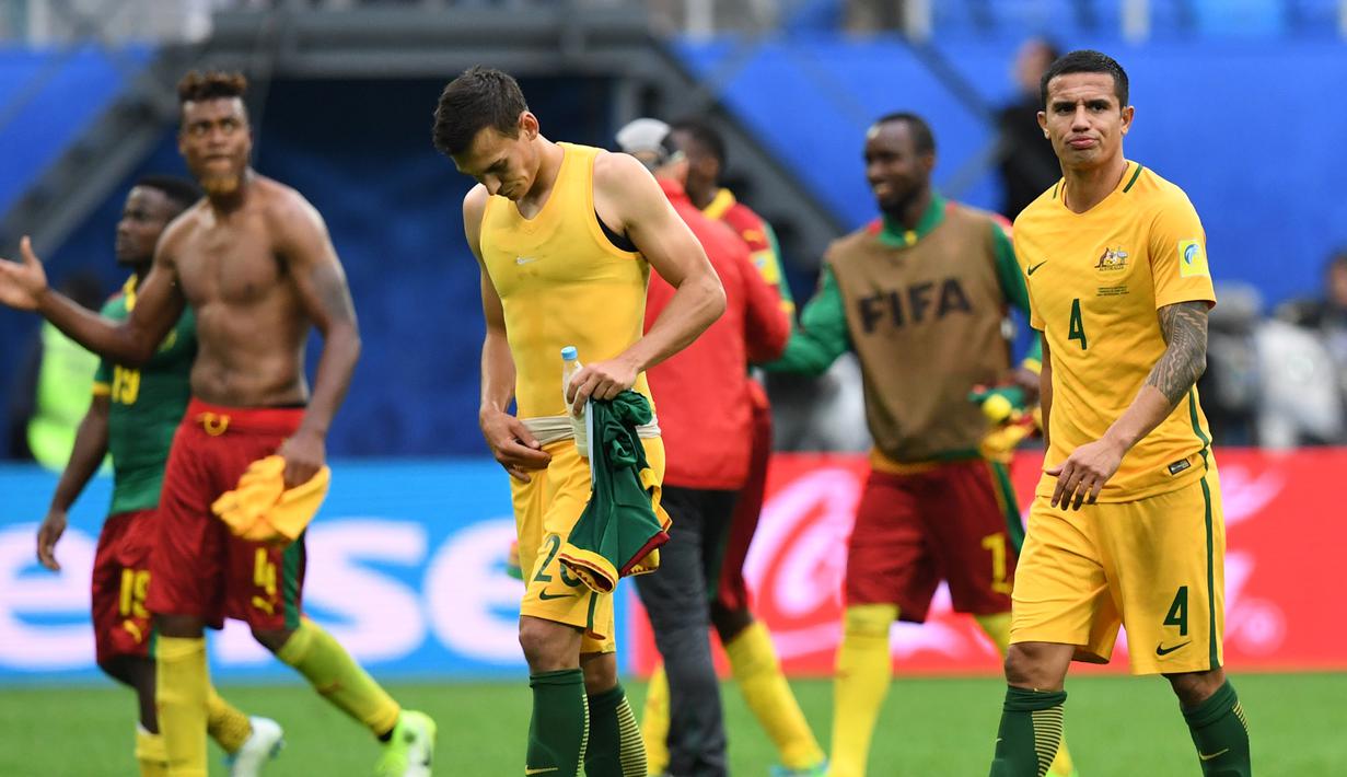 Para pemain Australia dan Kamerun bertukar jersey usai laga grup B Piala Konfederasi 2017 di Saint Petersburg Stadium, (22/6/2017). Australia dan Kamerun bermain imbang 1-1. (AFP/Kirill Kudryavtsev)