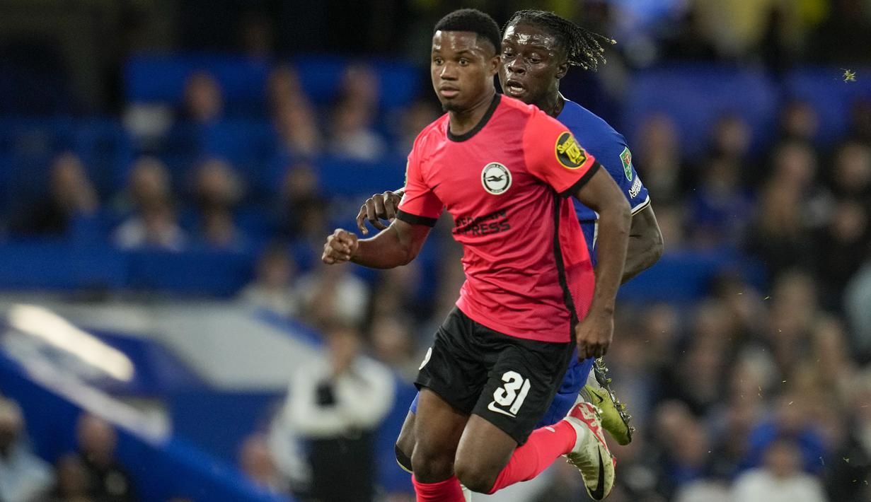 Ansu Fati menjadi pemain terbaru Barcelona yang dipinjamkan ke klub Premier League pada awal musim 2023/2024. Pemain yang telah memperkuat tim senior Barcelona sejak awal musim 2020/2021 setelah dipromosikan dari tim Barcelona B ini dipinjam selama semusim oleh Brighton and Hove Albion. (AP Photo/Kin Cheung)