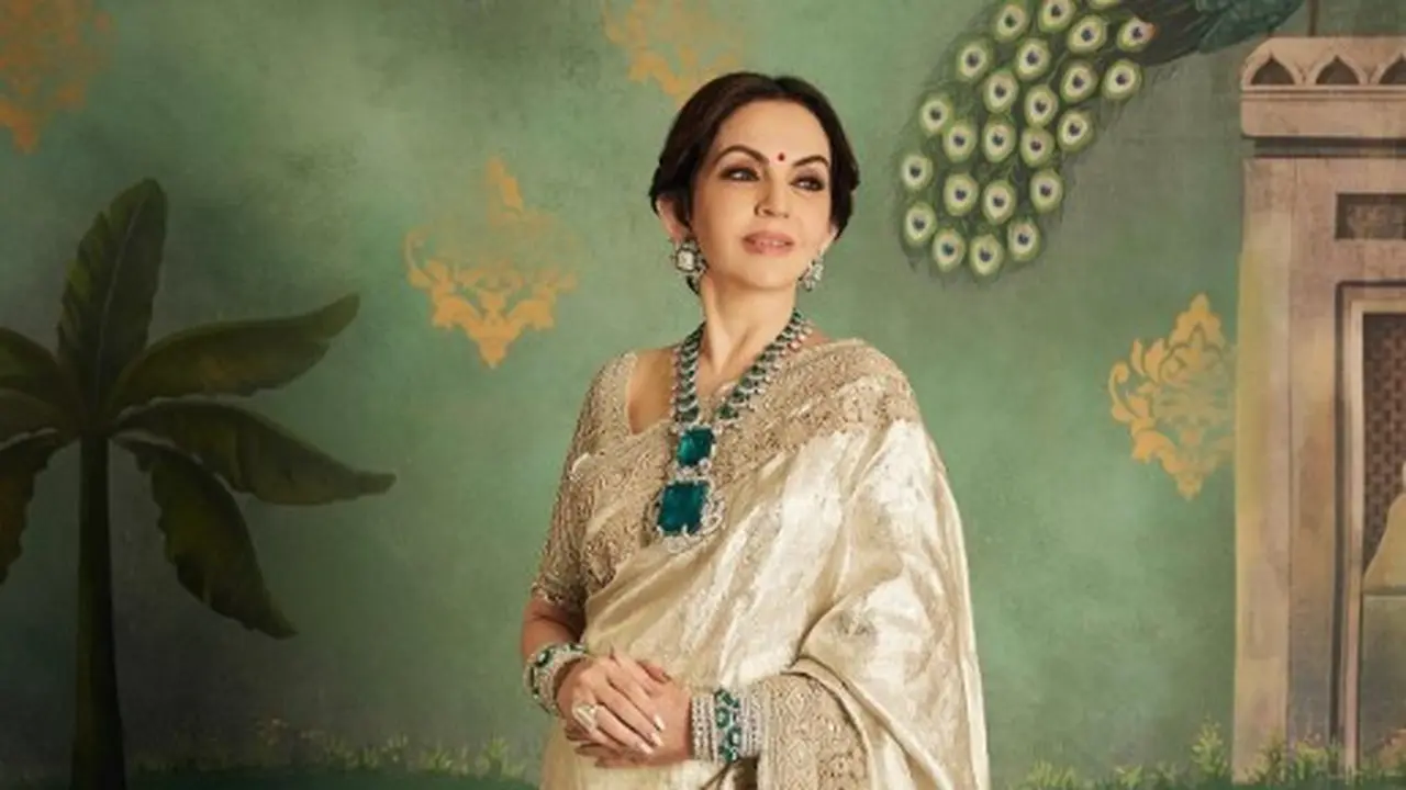 Nita Ambani, istri orang terkaya di Asia dan India, Mukesh Ambani terlihat mengenakan perhiasan menakjubkan saat pesta prewedding putranya, Anant Ambani. (Instagram/manishmalhotra05)