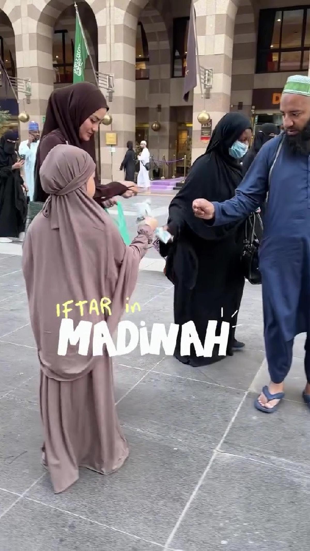 Momen Ririn Ekawati dan Rini Yulianti Bagi-Bagi Takjil Gratis di Masjid Nabawi saat Umrah
