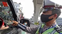 Polisi memeriksa surat kendaraan di kawasan Fatmawati, Jakarta Selatan yang melanggar peraturan ganjil genap. (Liputan6.com/Herman Zakharia)