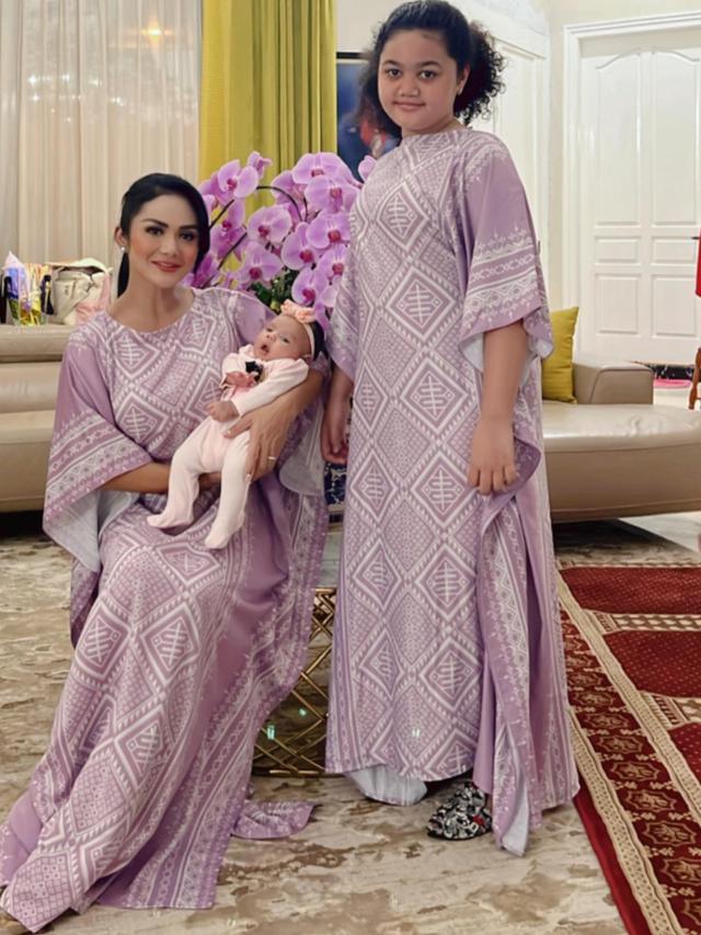 7 Potret Krisdayanti Bersama Cucu, Perdana Menginap di Rumah Nenek