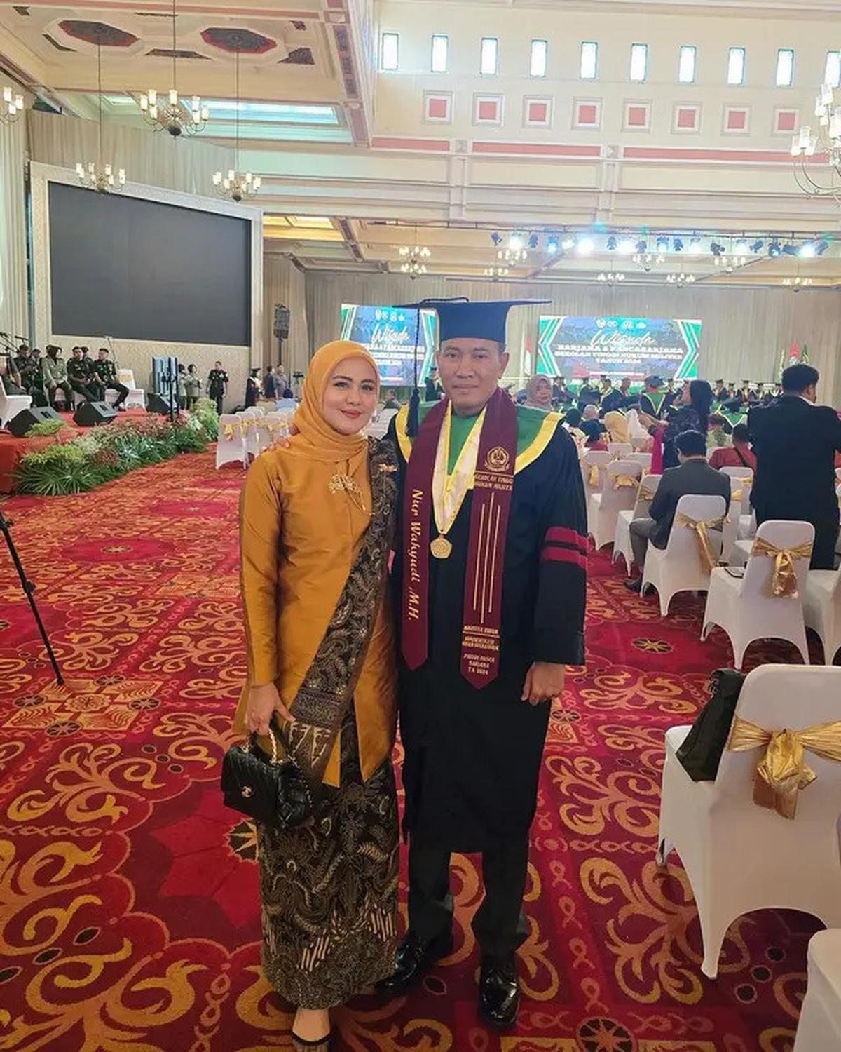 6 Potret Juliana Moechtar Dampingi SuamiWisudaS2 di Sekolah Tinggi Hukum Militer
