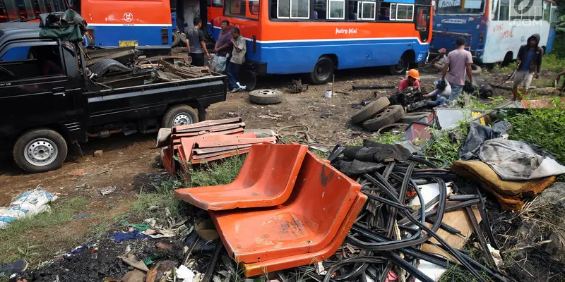 Dijual ke Pengepul, Begini Proses Pemotongan Bangkai Metromini