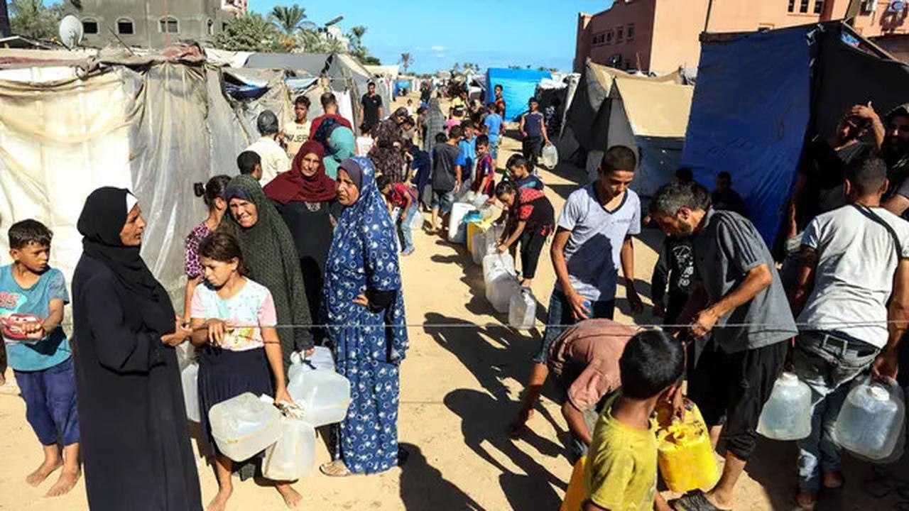 Video Pilu Warga Gaza Terpaksa Menyaring Air Lumpur untuk Minum