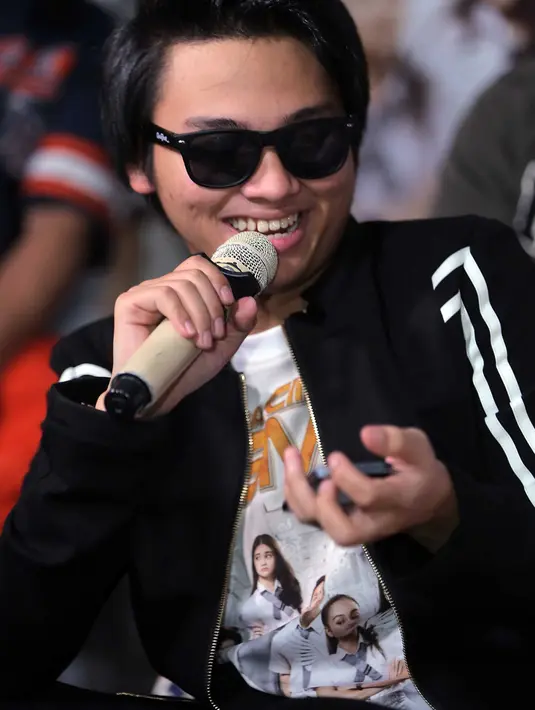 Perasaan deg-degan Aldi langsung hilang seketika, saat melihat sambutan meriah dari para penonton yang hadir. Yang terlihat puas menyaksikan filmnya. (Deki Prayoga/Bintang.com)