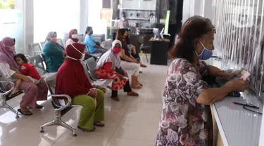 Nasabah menghitung uang saat di Pegadaian Kota Tangerang, Banten, Kamis (4/6/2020). Memasuki tahun ajaran baru yang jatuh pada 13 Juli 2020, warga ramai menggadaikan barang mereka untuk persiapan masuk sekolah anak. (Liputan6.com/Angga Yuniar)