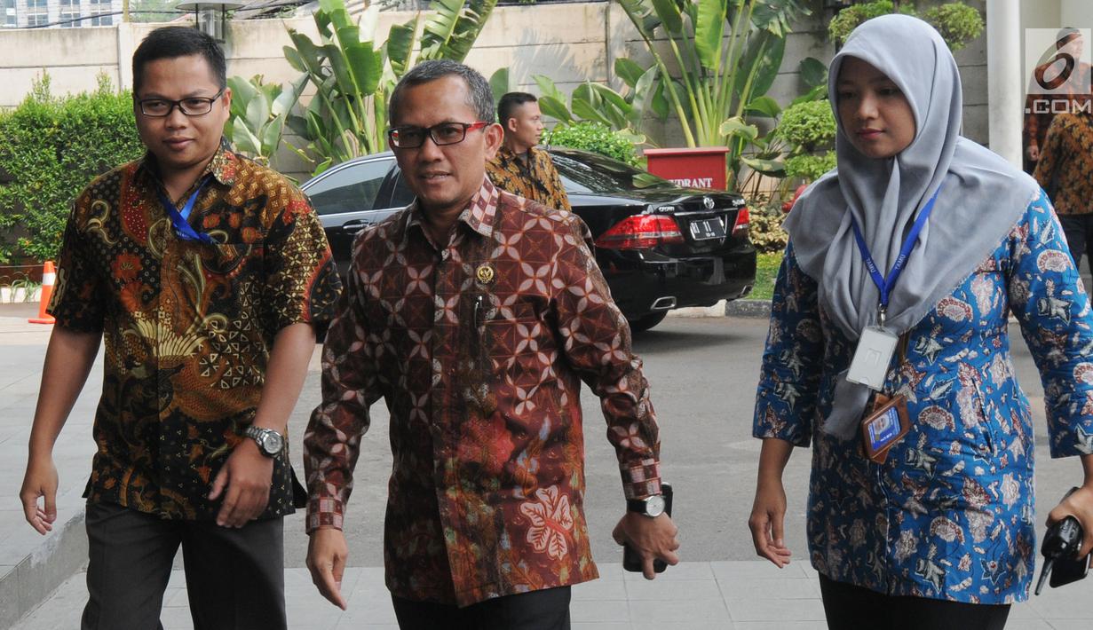 Ketua Komisi Yudisial (KY) Jaja Ahmad Jayus (tengah) mendatangi Gedung KPK, Jakarta, Jumat (13/7). Kedatangan Jaja kali ini terkait kepentingan perpanjangan nota kesepahaman antara KPK dengan KY soal perilaku Hakim. (Merdeka.com/Dwi Narwoko)