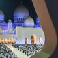 Pemandangan saat umat muslim berdoa di halaman Masjid Agung Sheikh Zayed di Abu Dhabi, Uni Emirat Arab, Sabtu (1/6/2019). Umat muslim memanjatkan doa-doa jelang berakhirnya Ramadan untuk mendapatkan Lailatul Qadar atau malam yang lebih baik dari seribu bulan. (KARIM SAHIB/AFP)