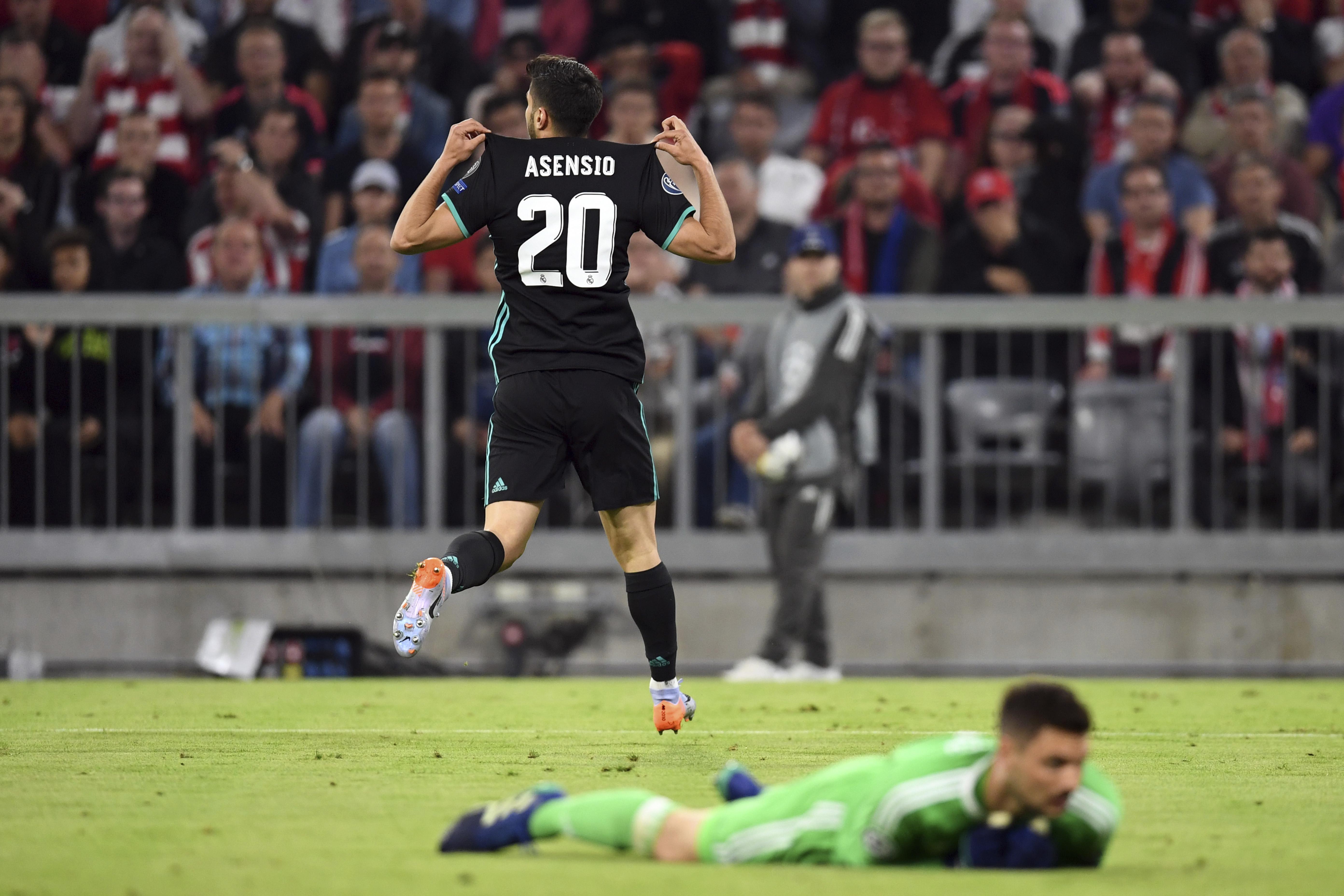 Gelandang Real Madrid, Marco Asensio, merayakan gol ke gawang Bayern Munchen pada laga leg pertama semifinal Liga Champions di Allianz Arena, Kamis (26/4/2018). (Andreas Gebert/dpa via AP)