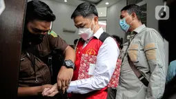 Petugas melepas borgol terdakwa Arif Rachman Arifin sebelum menjalani sidang perdana di Pengadilan Negeri Jakarta Selatan, Rabu (19/10/2022). Dalam dakwaannya, Jaksa mengatakan Arif dengan sengaja mematahkan barang bukti laptop menjadi beberapa bagian sehingga tidak dapat bekerja lagi sebagaimana mestinya. (Liputan6.com/Faizal Fanani)