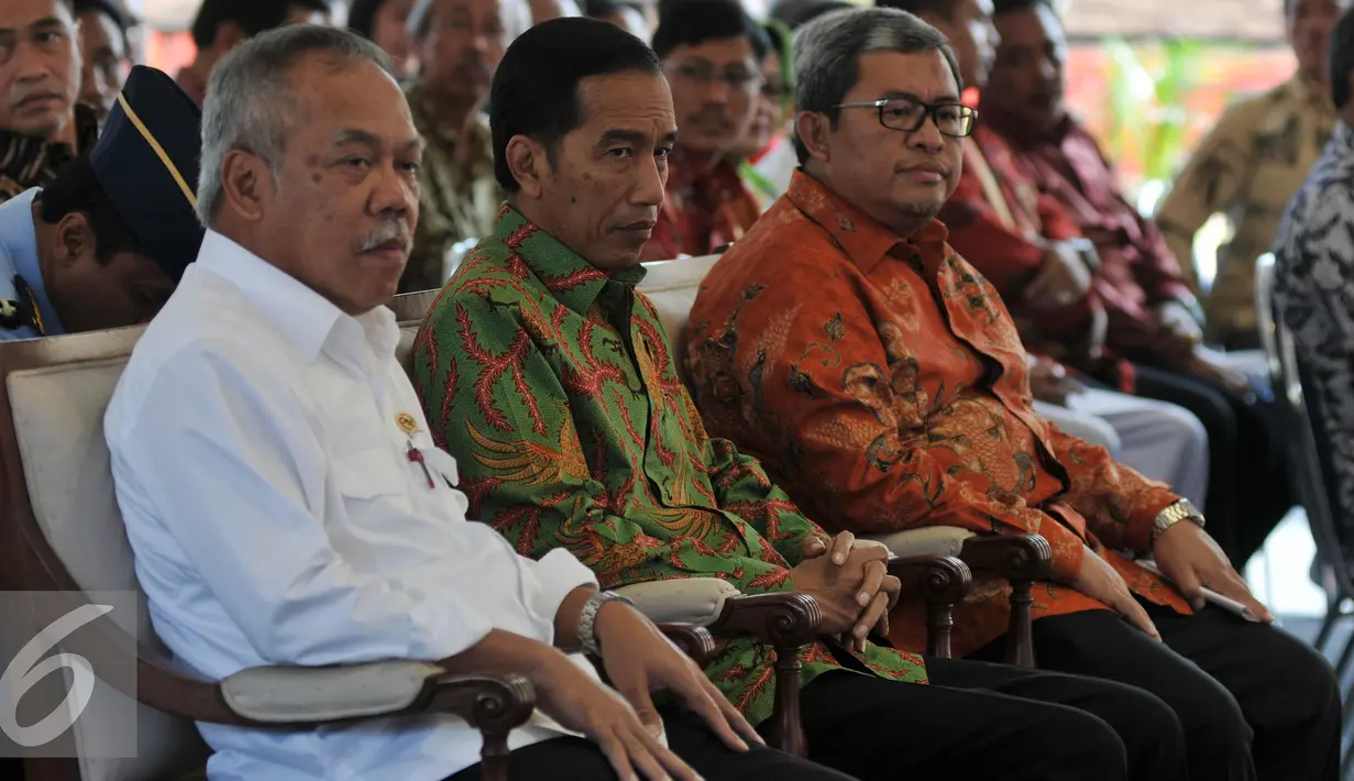 Presiden Joko Widodo (tengah) menghadiri peresmian pengoperasian jalan tol Cikopo-Palimanan, Jawa Barat, Sabtu (13/6/2015). Tol Cipali merupakan bagian Jalan Tol Trans Jawa yang menghubungkan Merak hingga Banyuwangi Jatim. (Liputan6.com/Johan Tallo)