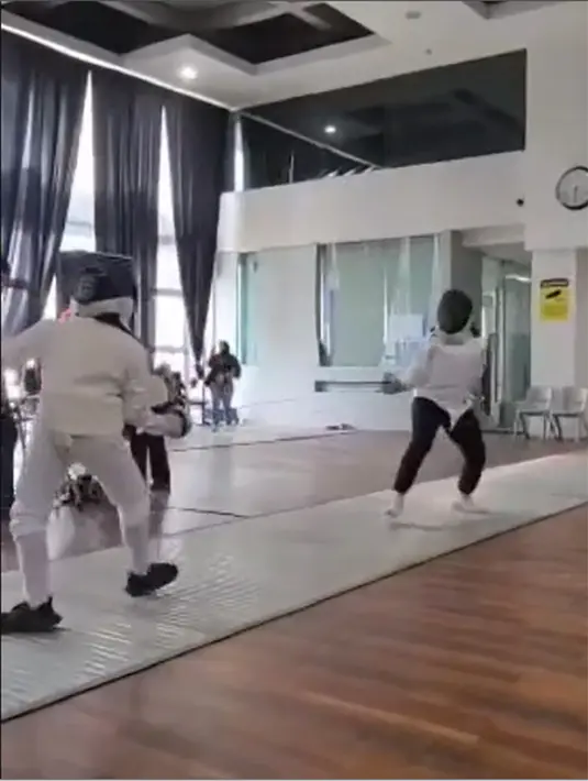 Anak pertamanya, Amora tidak hanya memiliki suara bagus, tapi juga jago anggar. Potret Amora mengenakan celana hitam saat bertanding. [Instagram/raullemos06]