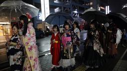 Sejumlah wanita Jepang mengenakan pakaian tradisional saat berjalan di jalan setelah menghadiri peragaan busana kimono di Oita (18/10/2019). Kimono sekarang ini lebih sering dikenakan wanita pada kesempatan istimewa. (AP Photo/Christophe Ena)