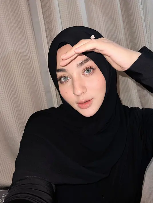 Selain hijab instan, Margin juga kerap tampil stylish dengan pashmina.