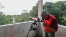Petugas mengamati aktivitas Gunung Anak Krakatau melalui  alat teleskop di Pos Pemantau Gunung Anak Krakatau di Pasauran, Kabupaten Serang, Banten, Minggu, 6 September 2026. (KLY/Arie Basuki)