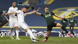 Gelandang Leeds United, Stuart Dallas (kiri) melepaskan tendangan yang berbuah gol pertama timnya ke gawang Tottenham Hotspur dalam laga lanjutan Liga Inggris 2020/2021 pekan ke-35 di Elland Road, Leeds, Sabtu (8/5/2021). Leeds menang 3-1 atas Tottenham. (AP/Oli Scarff/Pool)