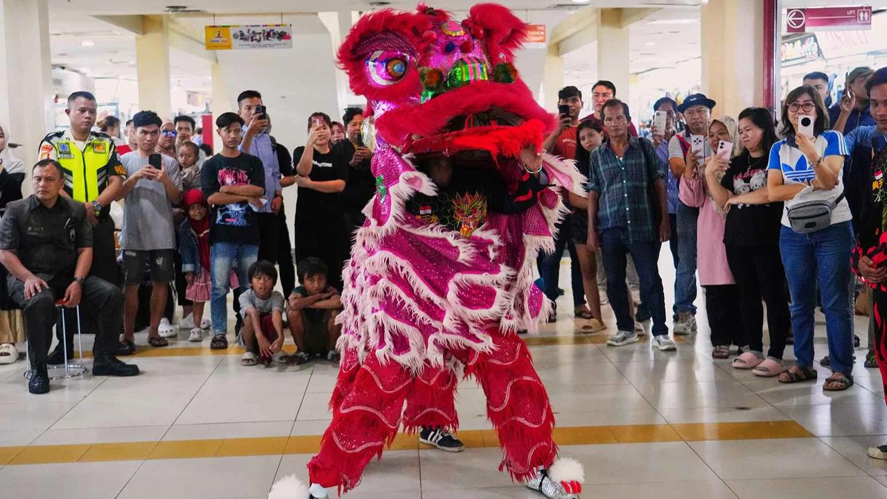 FOTO: Semarak Barongsai Jelang  Perayaan Imlek di Pusat Perbelanjaan Senen