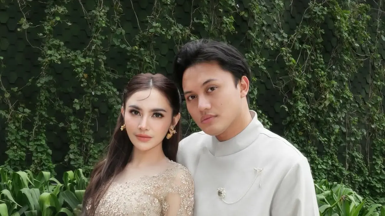 Serasi dan Berkelas, Gaya Mahalini Berkebaya dan Rizky Febian Berbeskap di Akad Nikah Ranggaz & Angie
